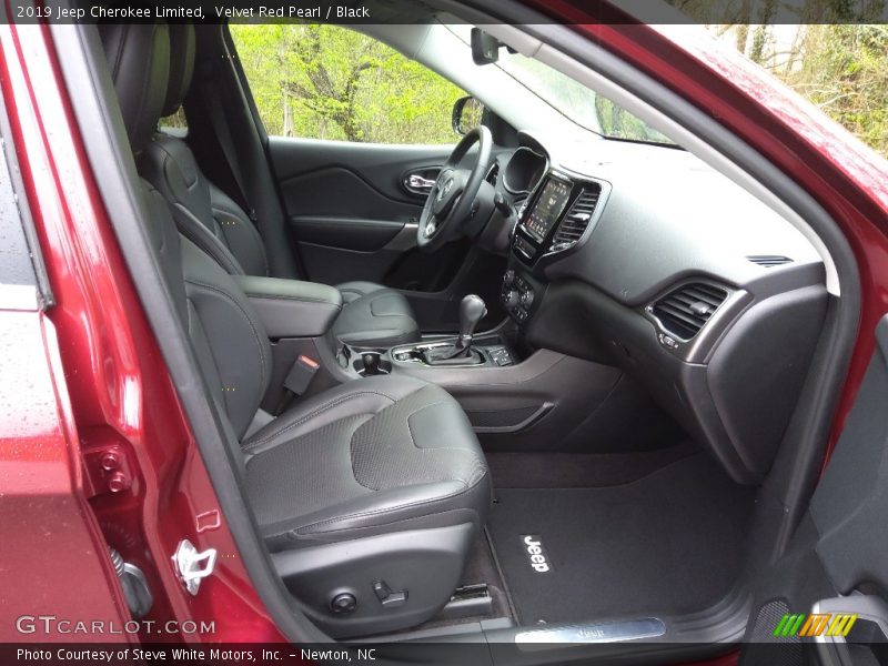 Front Seat of 2019 Cherokee Limited