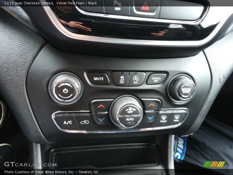 Controls of 2019 Cherokee Limited