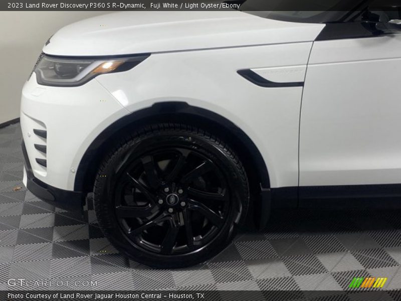 Fuji White / Light Oyster/Ebony 2023 Land Rover Discovery P360 S R-Dynamic