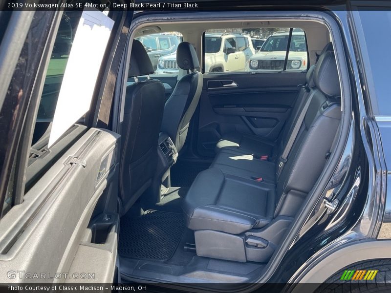 Deep Black Pearl / Titan Black 2019 Volkswagen Atlas SE 4Motion