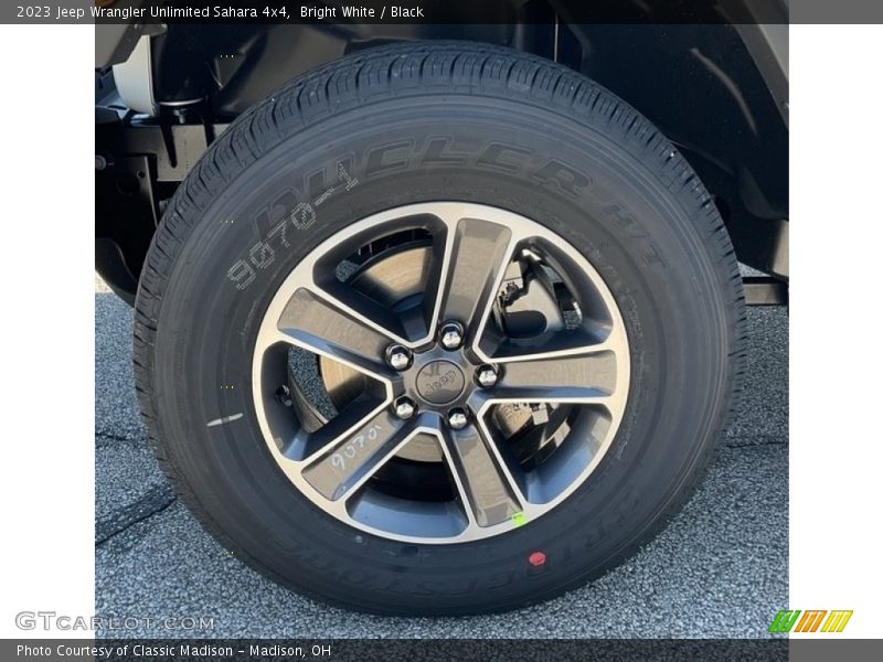 Bright White / Black 2023 Jeep Wrangler Unlimited Sahara 4x4