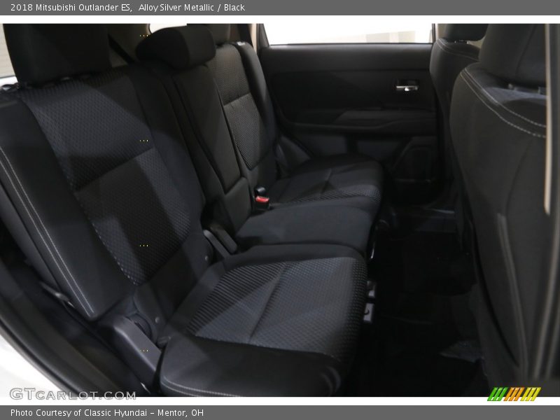 Alloy Silver Metallic / Black 2018 Mitsubishi Outlander ES