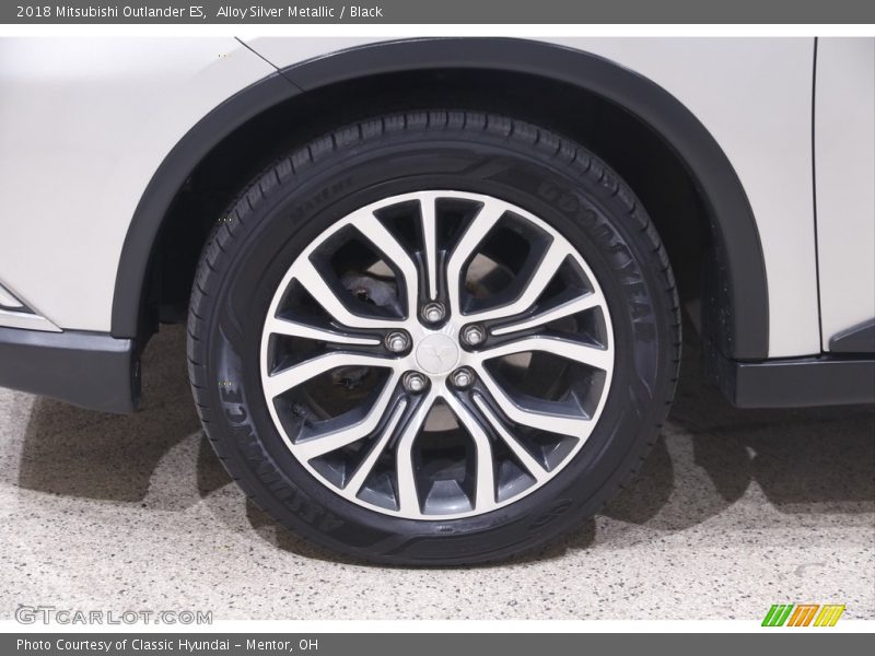 Alloy Silver Metallic / Black 2018 Mitsubishi Outlander ES
