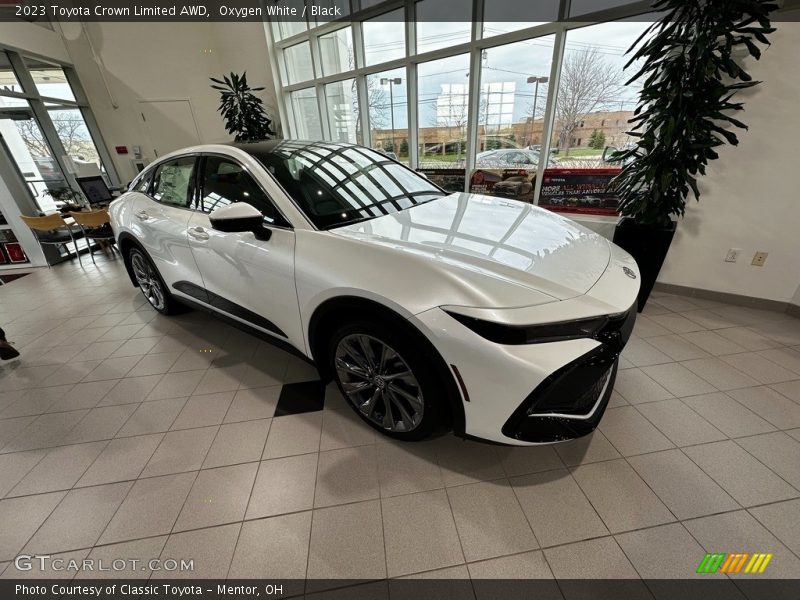 Front 3/4 View of 2023 Crown Limited AWD