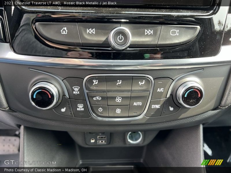 Mosaic Black Metallic / Jet Black 2023 Chevrolet Traverse LT AWD