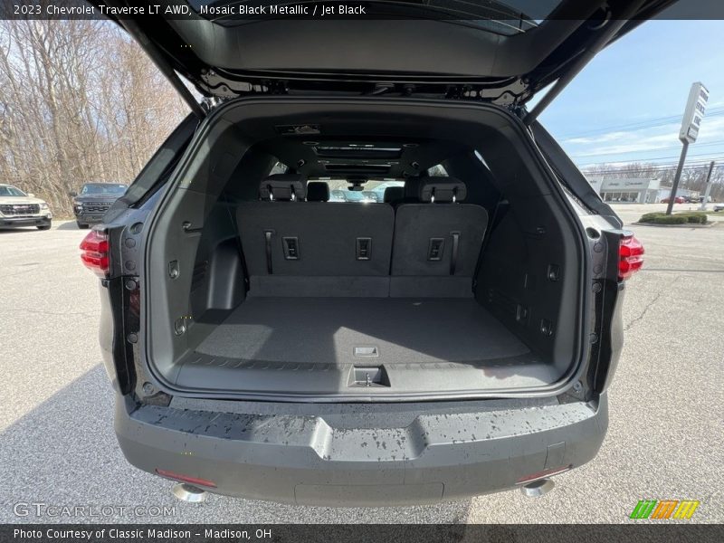 Mosaic Black Metallic / Jet Black 2023 Chevrolet Traverse LT AWD