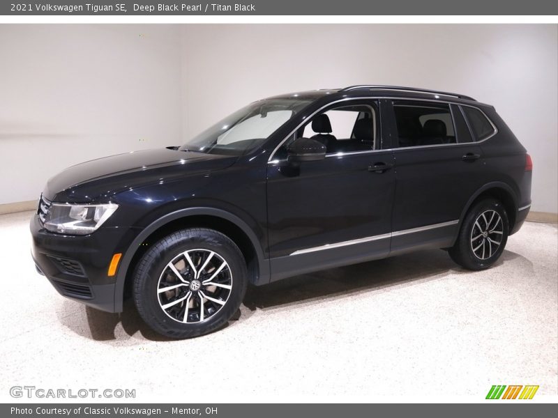 Deep Black Pearl / Titan Black 2021 Volkswagen Tiguan SE