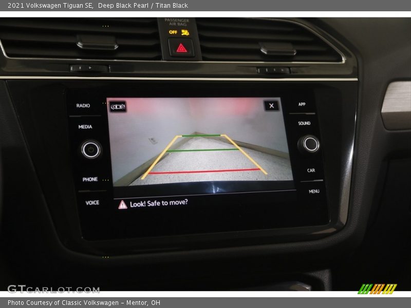 Deep Black Pearl / Titan Black 2021 Volkswagen Tiguan SE