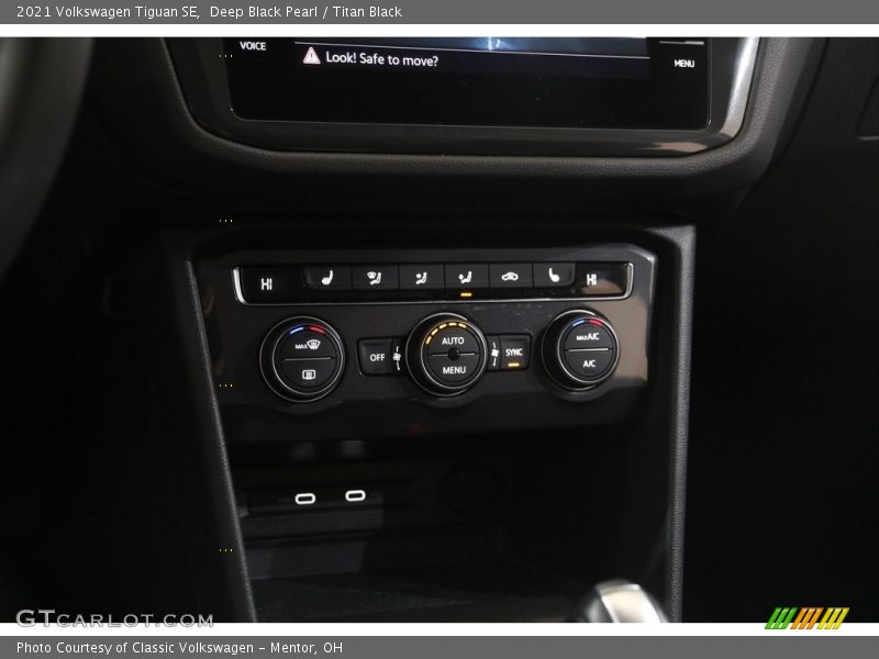 Deep Black Pearl / Titan Black 2021 Volkswagen Tiguan SE