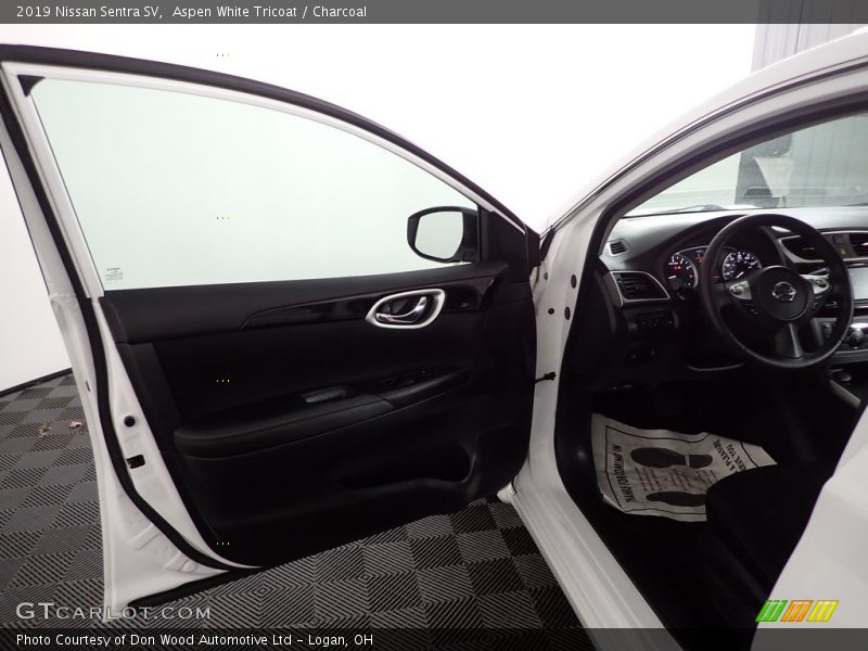 Aspen White Tricoat / Charcoal 2019 Nissan Sentra SV