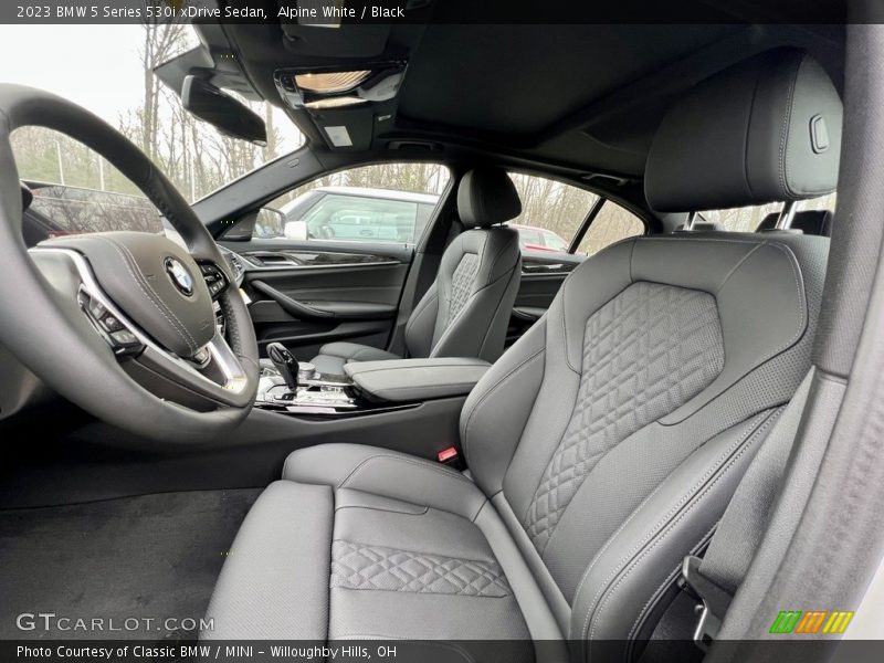 Alpine White / Black 2023 BMW 5 Series 530i xDrive Sedan