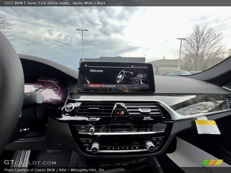 Alpine White / Black 2023 BMW 5 Series 530i xDrive Sedan