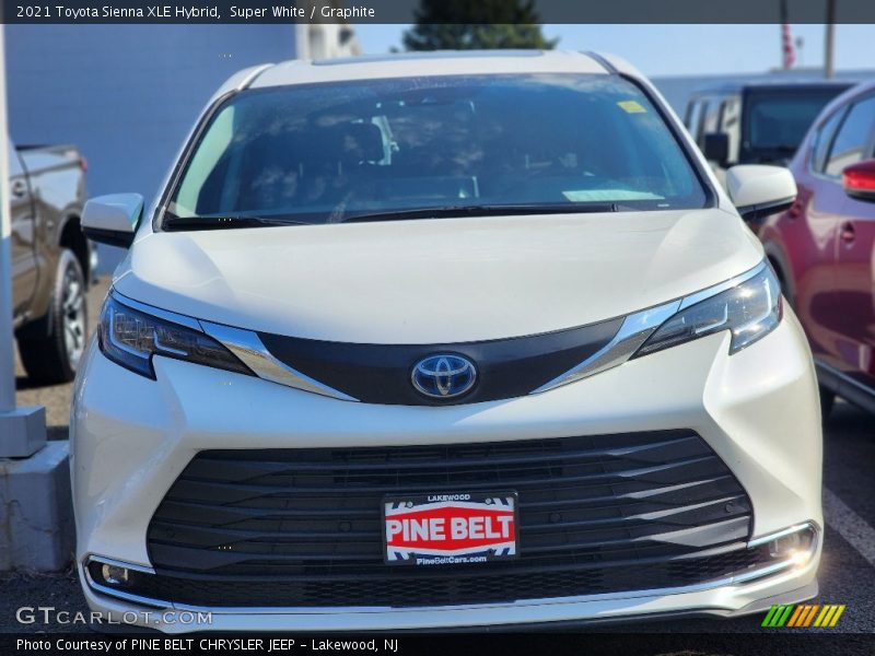 Super White / Graphite 2021 Toyota Sienna XLE Hybrid