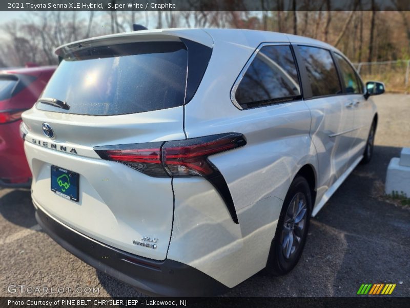 Super White / Graphite 2021 Toyota Sienna XLE Hybrid