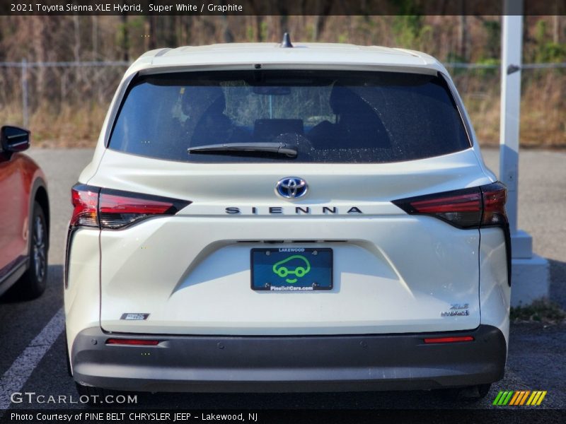 Super White / Graphite 2021 Toyota Sienna XLE Hybrid