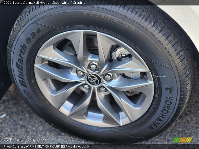 Super White / Graphite 2021 Toyota Sienna XLE Hybrid