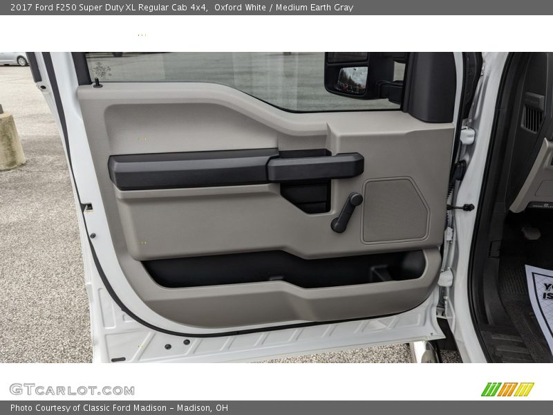 Oxford White / Medium Earth Gray 2017 Ford F250 Super Duty XL Regular Cab 4x4