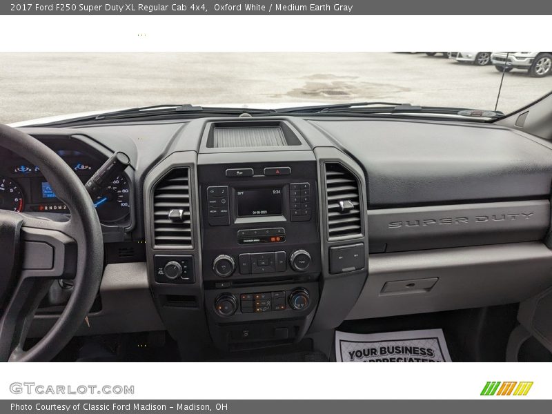 Oxford White / Medium Earth Gray 2017 Ford F250 Super Duty XL Regular Cab 4x4