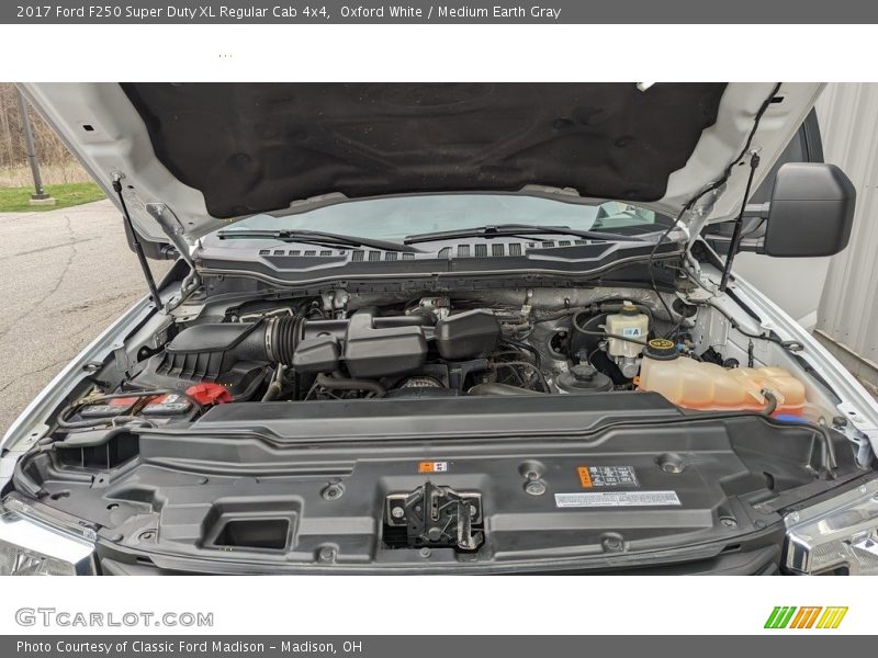 Oxford White / Medium Earth Gray 2017 Ford F250 Super Duty XL Regular Cab 4x4