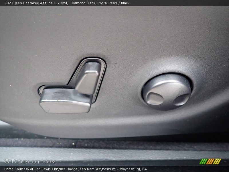 Diamond Black Crystal Pearl / Black 2023 Jeep Cherokee Altitude Lux 4x4
