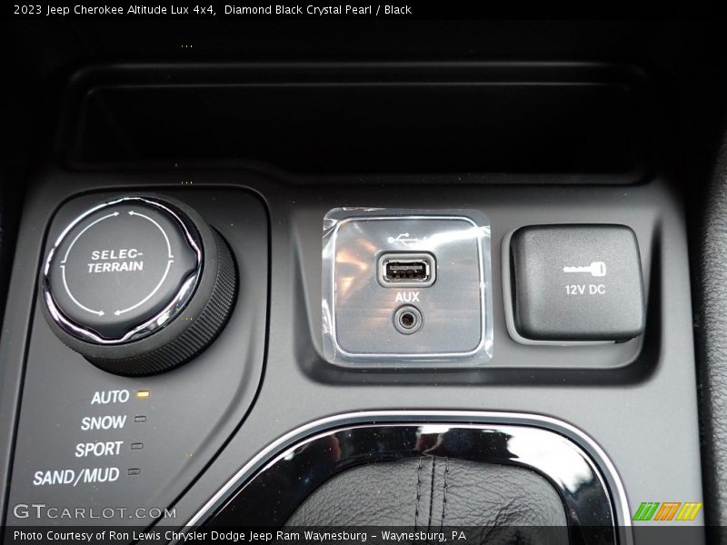Diamond Black Crystal Pearl / Black 2023 Jeep Cherokee Altitude Lux 4x4
