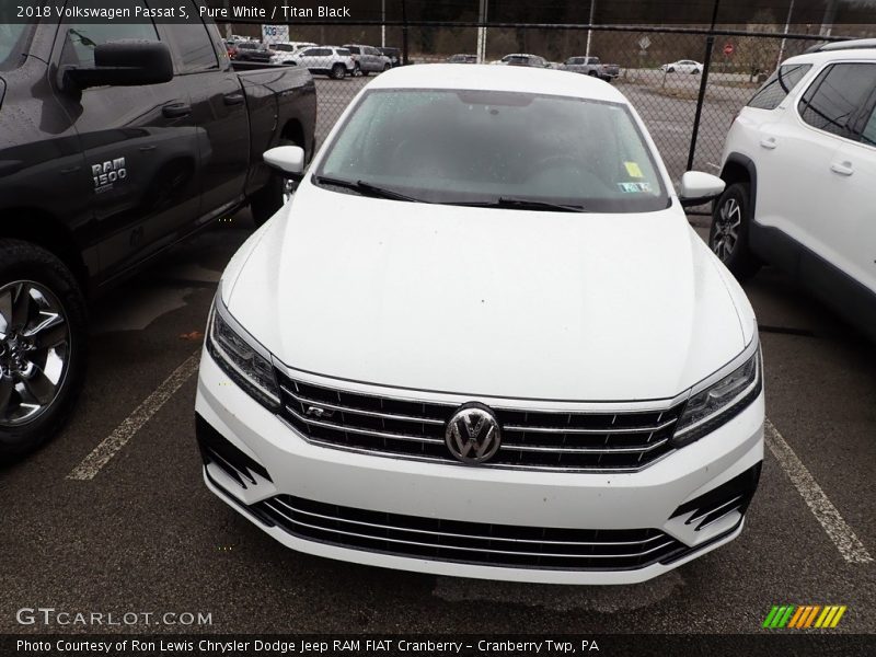Pure White / Titan Black 2018 Volkswagen Passat S
