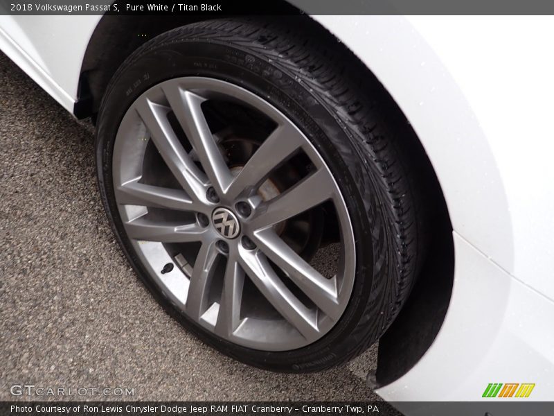 Pure White / Titan Black 2018 Volkswagen Passat S