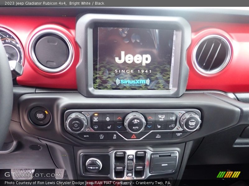 Bright White / Black 2023 Jeep Gladiator Rubicon 4x4