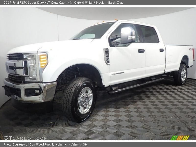 Oxford White / Medium Earth Gray 2017 Ford F250 Super Duty XLT Crew Cab 4x4