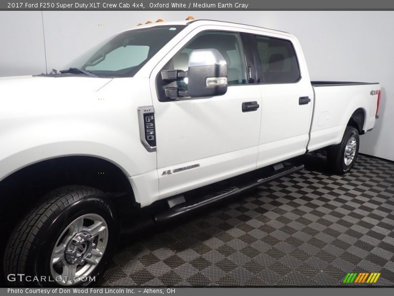 Oxford White / Medium Earth Gray 2017 Ford F250 Super Duty XLT Crew Cab 4x4