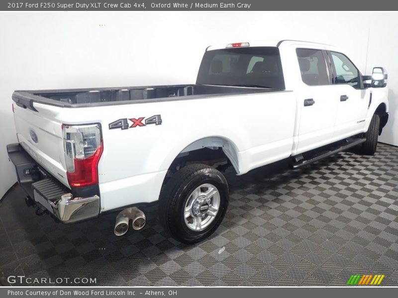 Oxford White / Medium Earth Gray 2017 Ford F250 Super Duty XLT Crew Cab 4x4