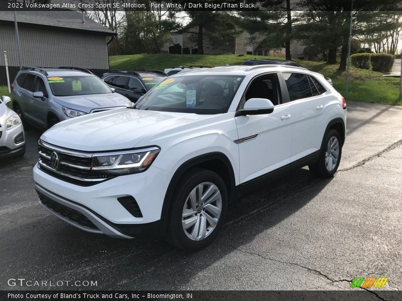 Pure White / Dark Beige/Titan Black 2022 Volkswagen Atlas Cross Sport SE 4Motion
