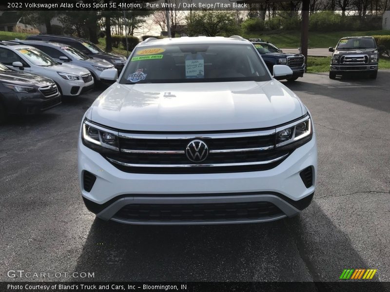 Pure White / Dark Beige/Titan Black 2022 Volkswagen Atlas Cross Sport SE 4Motion
