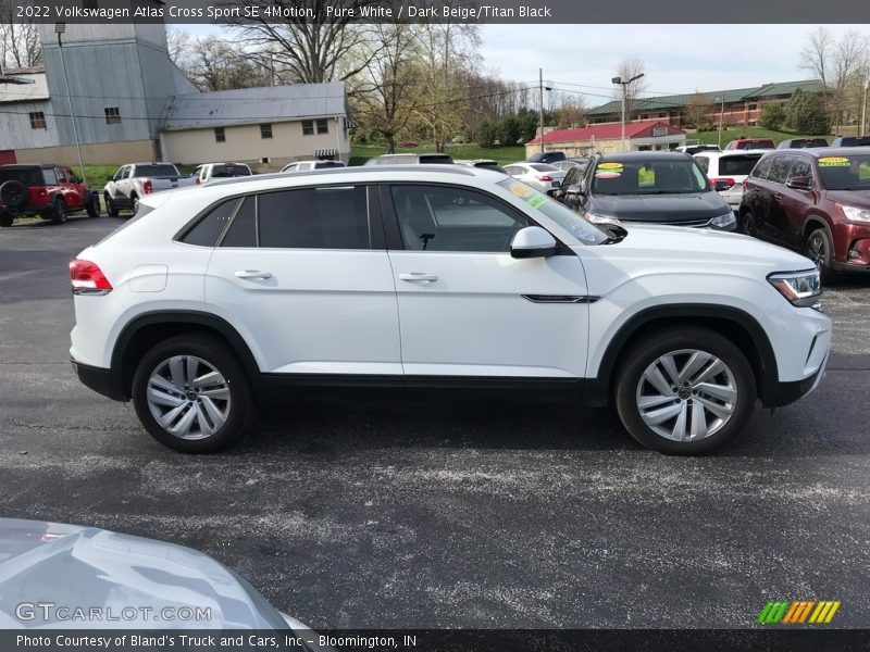 Pure White / Dark Beige/Titan Black 2022 Volkswagen Atlas Cross Sport SE 4Motion