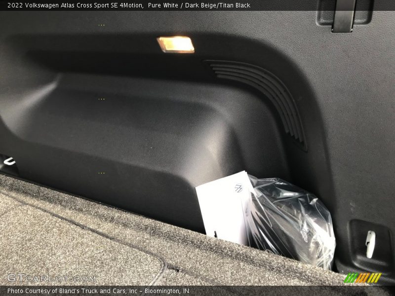 Pure White / Dark Beige/Titan Black 2022 Volkswagen Atlas Cross Sport SE 4Motion