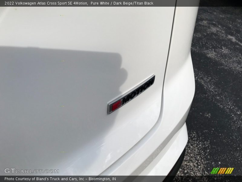 Pure White / Dark Beige/Titan Black 2022 Volkswagen Atlas Cross Sport SE 4Motion