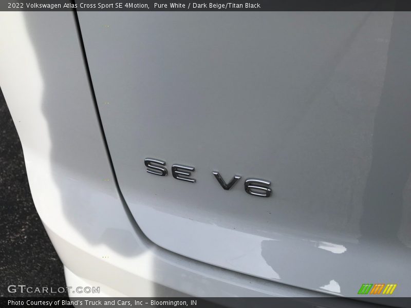 Pure White / Dark Beige/Titan Black 2022 Volkswagen Atlas Cross Sport SE 4Motion