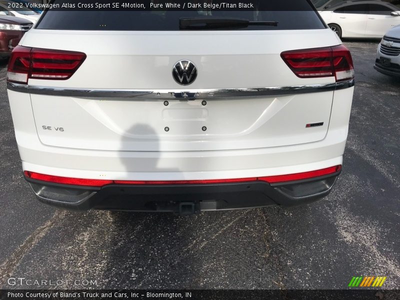 Pure White / Dark Beige/Titan Black 2022 Volkswagen Atlas Cross Sport SE 4Motion