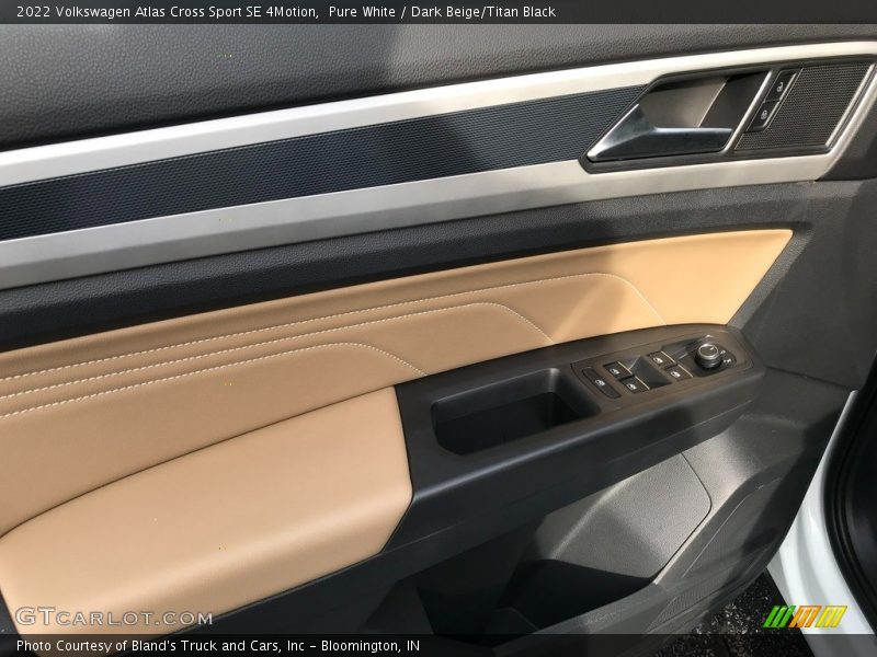 Pure White / Dark Beige/Titan Black 2022 Volkswagen Atlas Cross Sport SE 4Motion