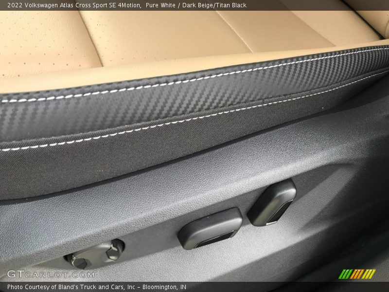 Pure White / Dark Beige/Titan Black 2022 Volkswagen Atlas Cross Sport SE 4Motion