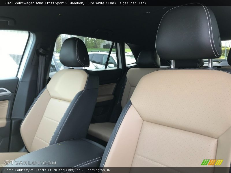 Pure White / Dark Beige/Titan Black 2022 Volkswagen Atlas Cross Sport SE 4Motion