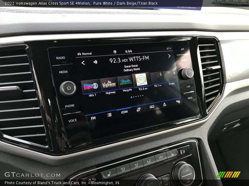 Pure White / Dark Beige/Titan Black 2022 Volkswagen Atlas Cross Sport SE 4Motion