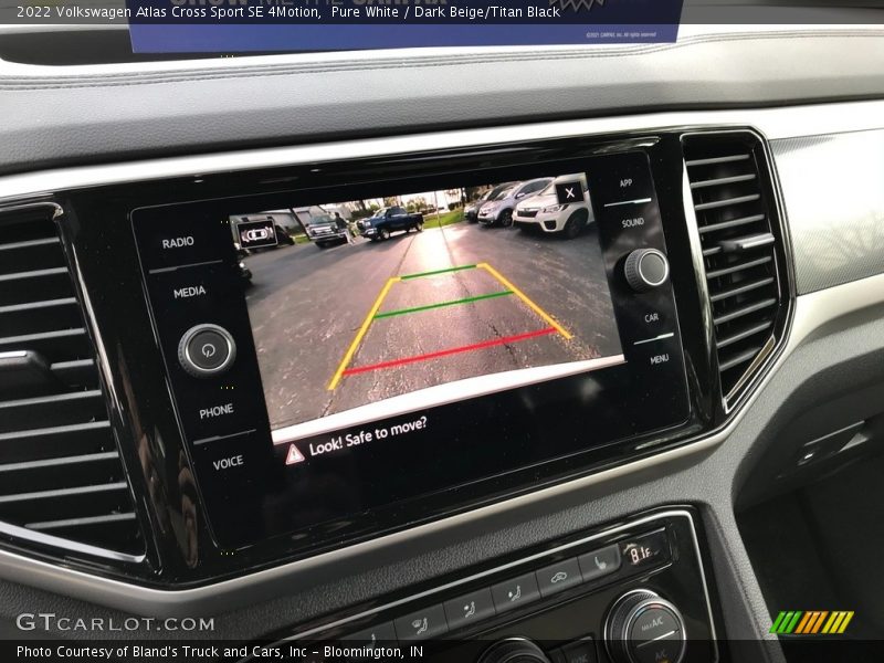 Pure White / Dark Beige/Titan Black 2022 Volkswagen Atlas Cross Sport SE 4Motion