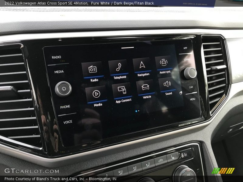 Pure White / Dark Beige/Titan Black 2022 Volkswagen Atlas Cross Sport SE 4Motion