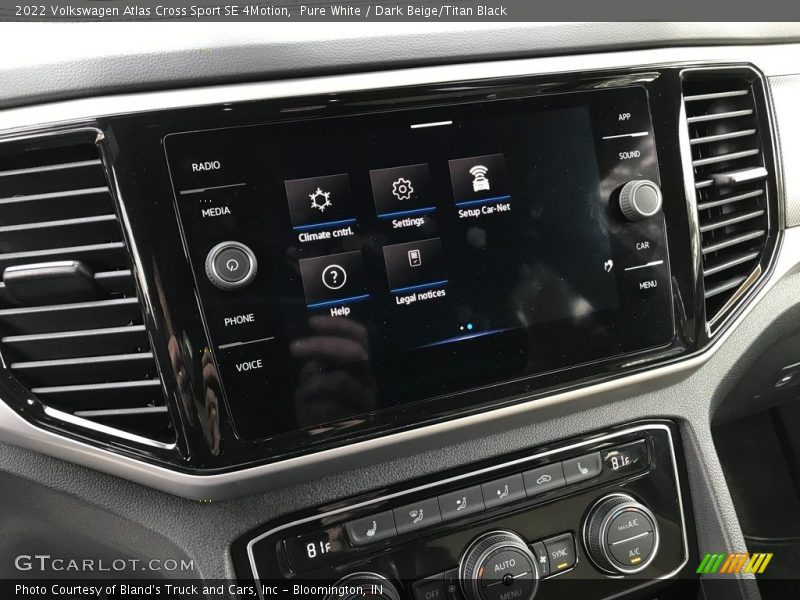 Pure White / Dark Beige/Titan Black 2022 Volkswagen Atlas Cross Sport SE 4Motion