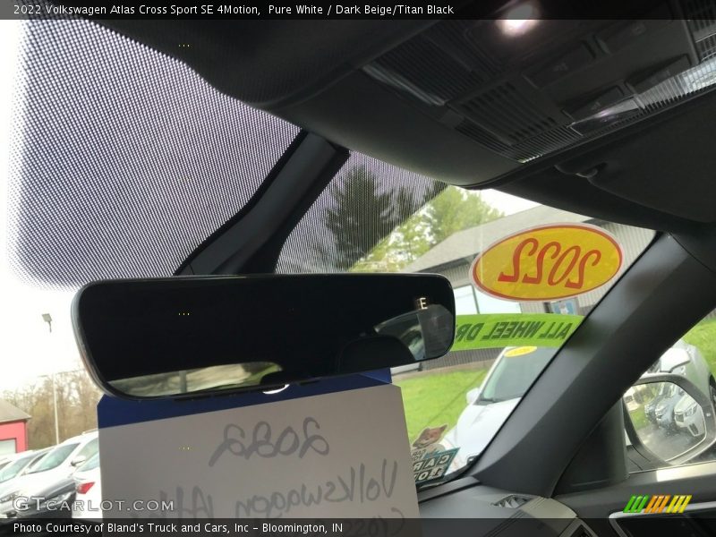 Pure White / Dark Beige/Titan Black 2022 Volkswagen Atlas Cross Sport SE 4Motion