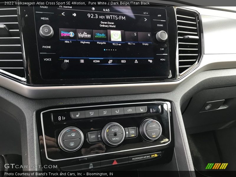 Pure White / Dark Beige/Titan Black 2022 Volkswagen Atlas Cross Sport SE 4Motion