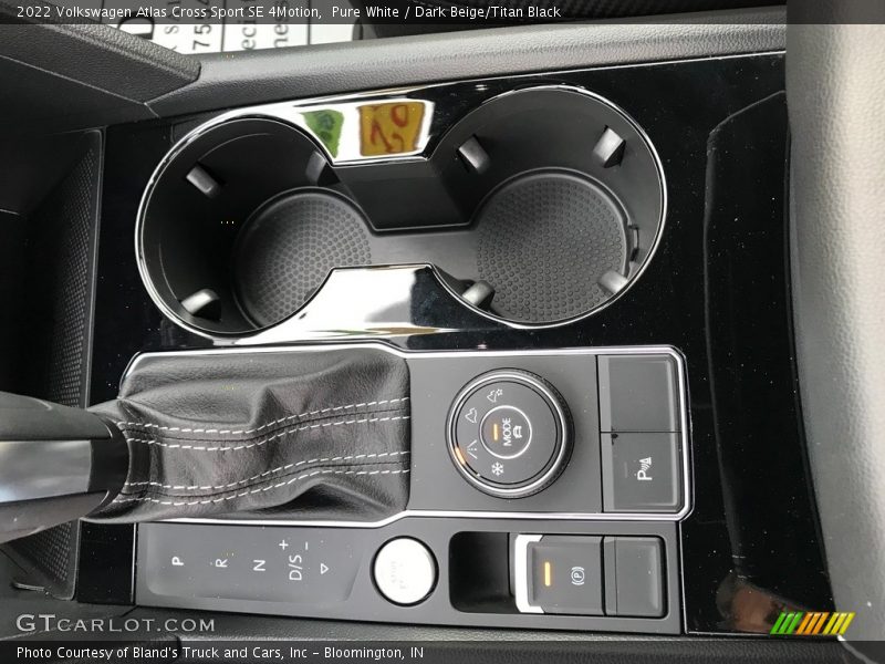 Pure White / Dark Beige/Titan Black 2022 Volkswagen Atlas Cross Sport SE 4Motion