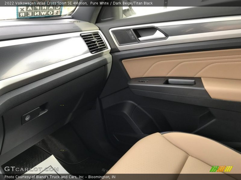 Pure White / Dark Beige/Titan Black 2022 Volkswagen Atlas Cross Sport SE 4Motion
