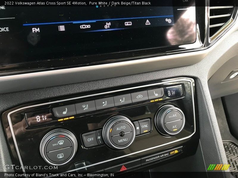 Pure White / Dark Beige/Titan Black 2022 Volkswagen Atlas Cross Sport SE 4Motion